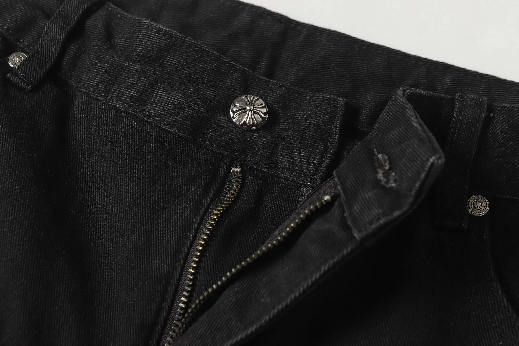 P240 Cross-border quantity model, please do not place an order if you are pursuing quality - Chrome Hearts/Chrome Heart Cross ✝️ Inlaid embroidered washed jeans, trousers and casual pants - High weight, high density and high quality. The wool is soft, delicate and skin-friendly. It feels soft and silky. It has excellent warmth and skin-friendly properties. - Customized weaving and dyeing, no color difference. No matter the fabric or workmanship details, it beats the ordinary version on the market. - Hardware zipper accessories are all customized, full of details -Colour: washed black -Size: 28 30 32 34 36